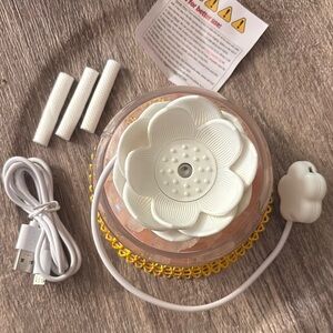 NIB White Gold Flower-Shaped Essential Oil Diffuser Night Light Lotus White Salt